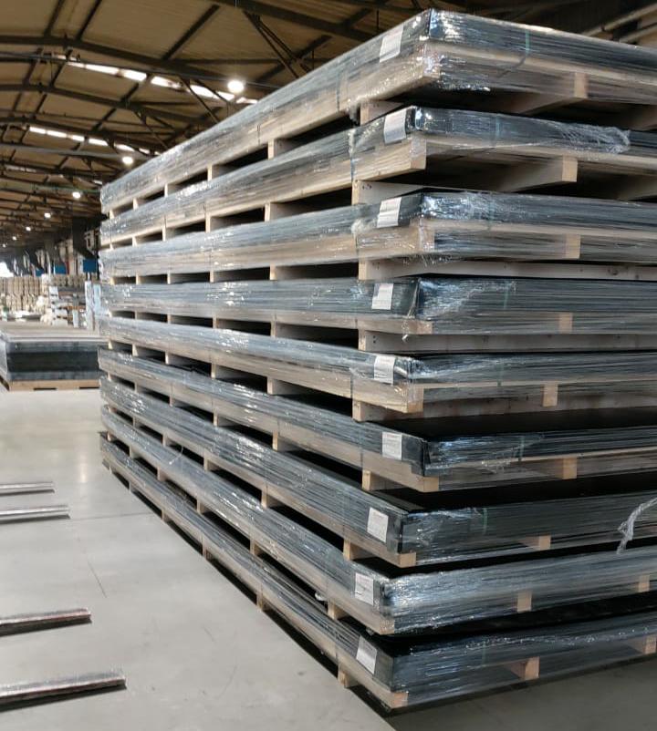 Solid polycarbonate sheets packaged on pallets